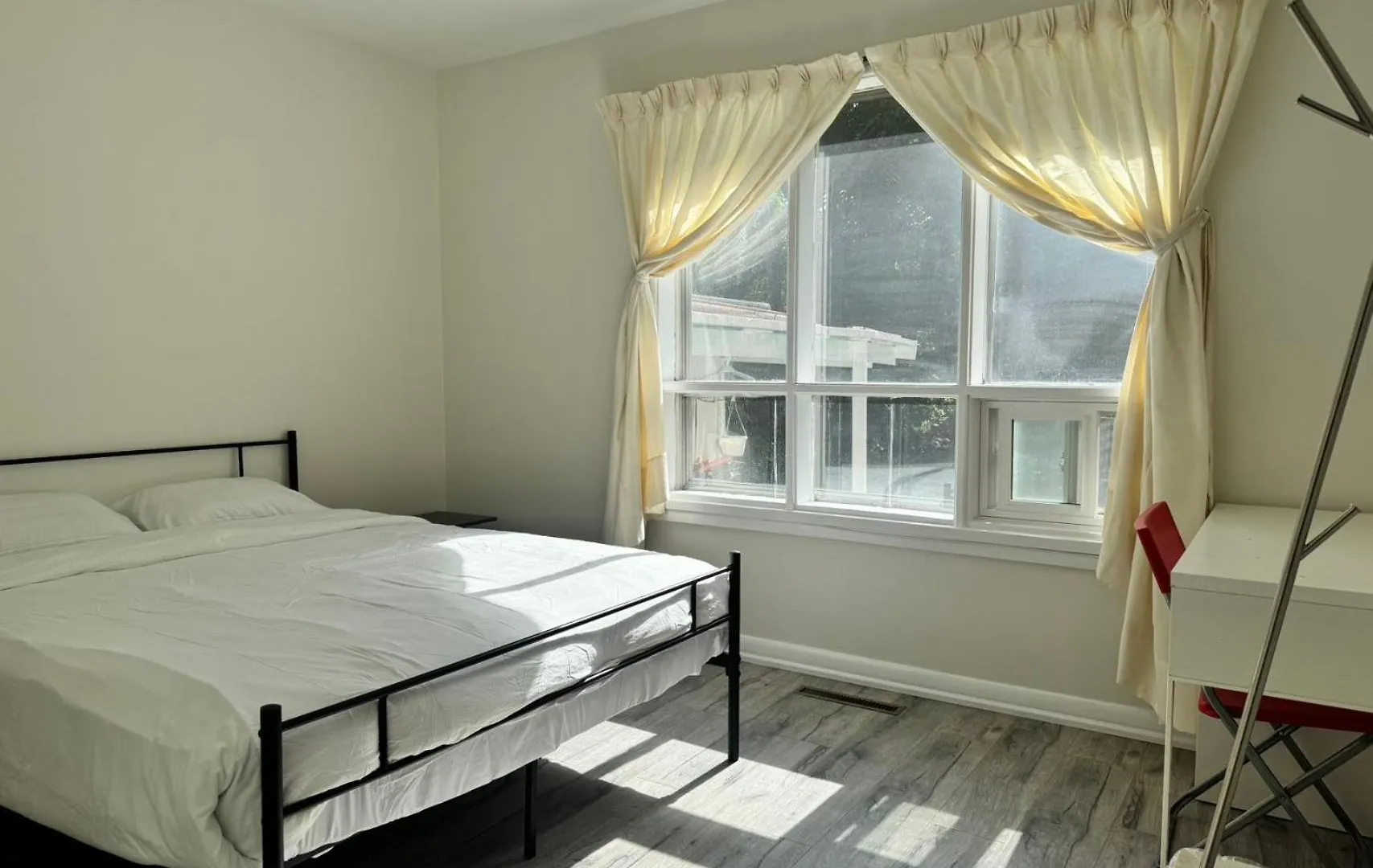 Quiet Budget Room Easy Transit North York Toronto Guest house